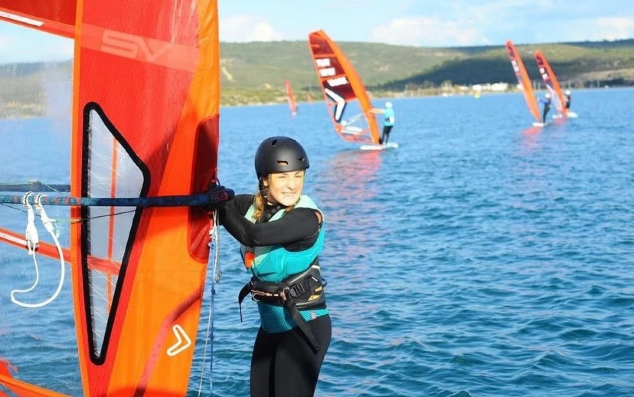 Bozcaadalı 19 yaşındaki milli yelkenci Merve Vatan’ın hayatı ve kariyeri