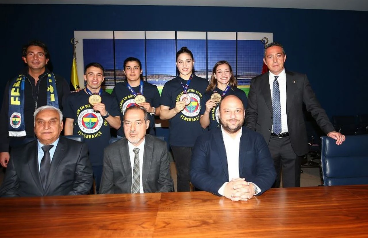 Fenerbahçe Başkanı Ali Koç, şampiyon boksörlerle bir araya geldi - 1. Resim