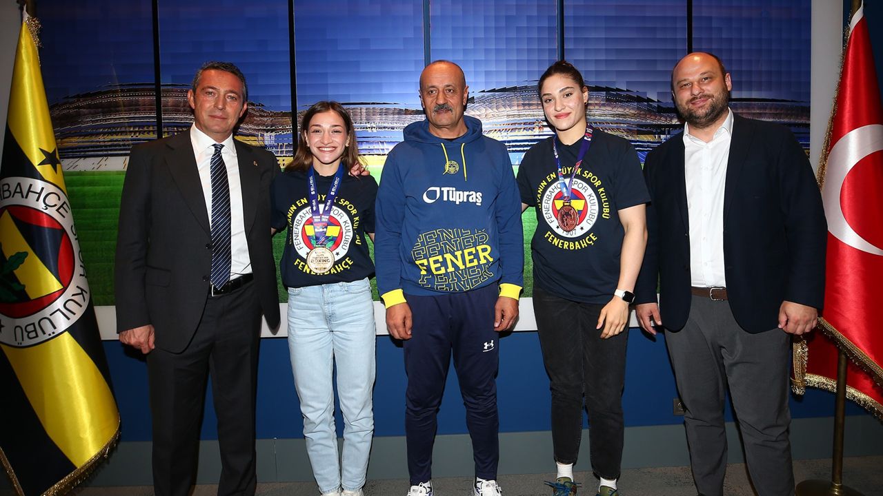 Fenerbahçe Başkanı Ali Koç, şampiyon boksörlerle bir araya geldi