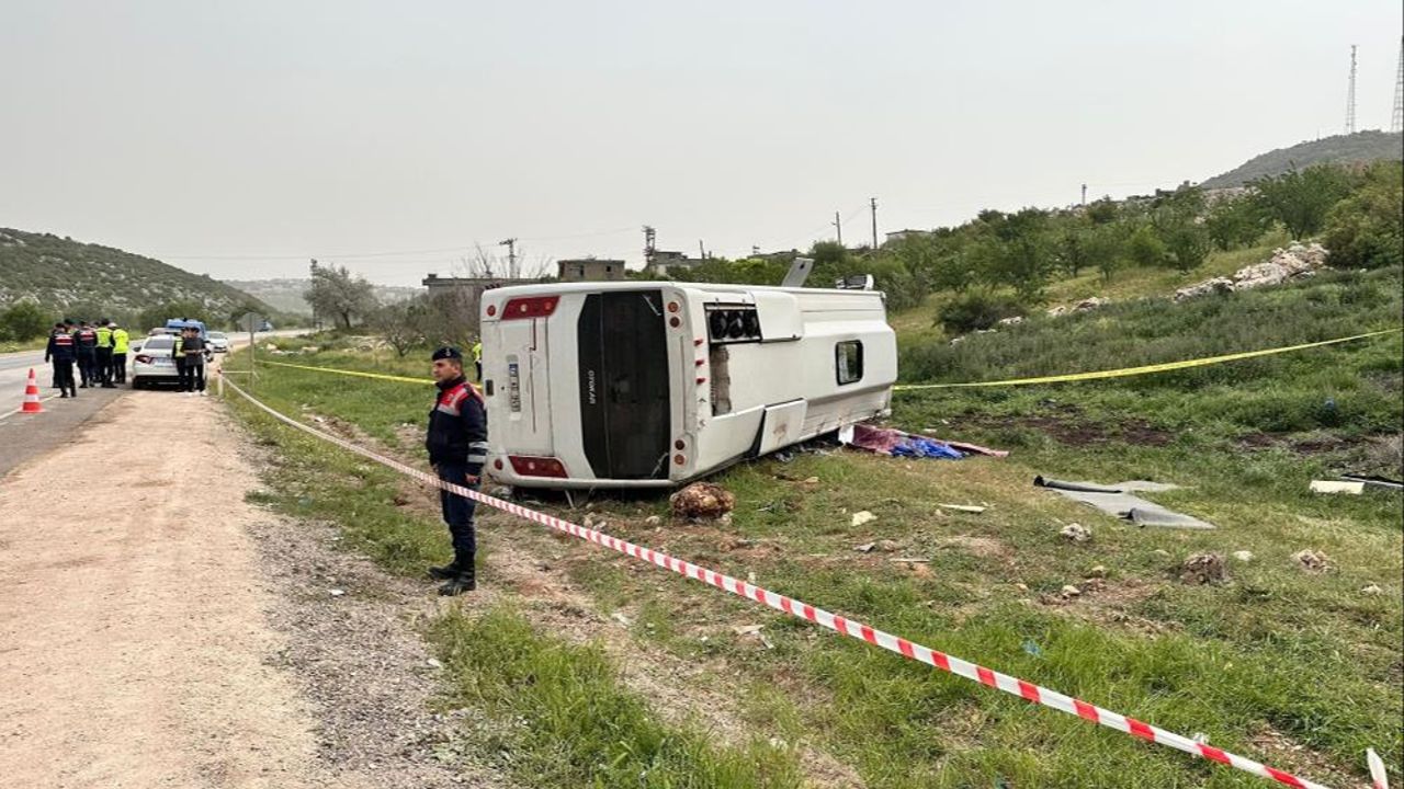 Gaziantep’te feci kaza! Yolcu taşıyan midibüs devrildi: 1 ölü, 7 yaralı