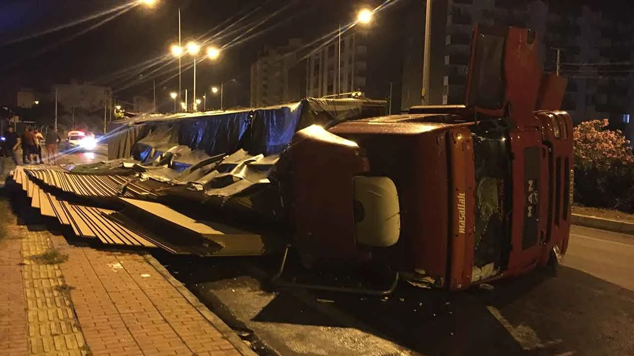 Kayganlaşan yolda kaza üstüne kaza! Biri kaldırıma vurdu, diğeri devrildi