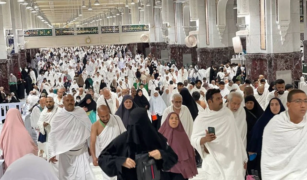 Kurban bayramı öncesinde Mescid-i Haram'daki yoğunluk arttı! Uzmanlardan uyarı geldi