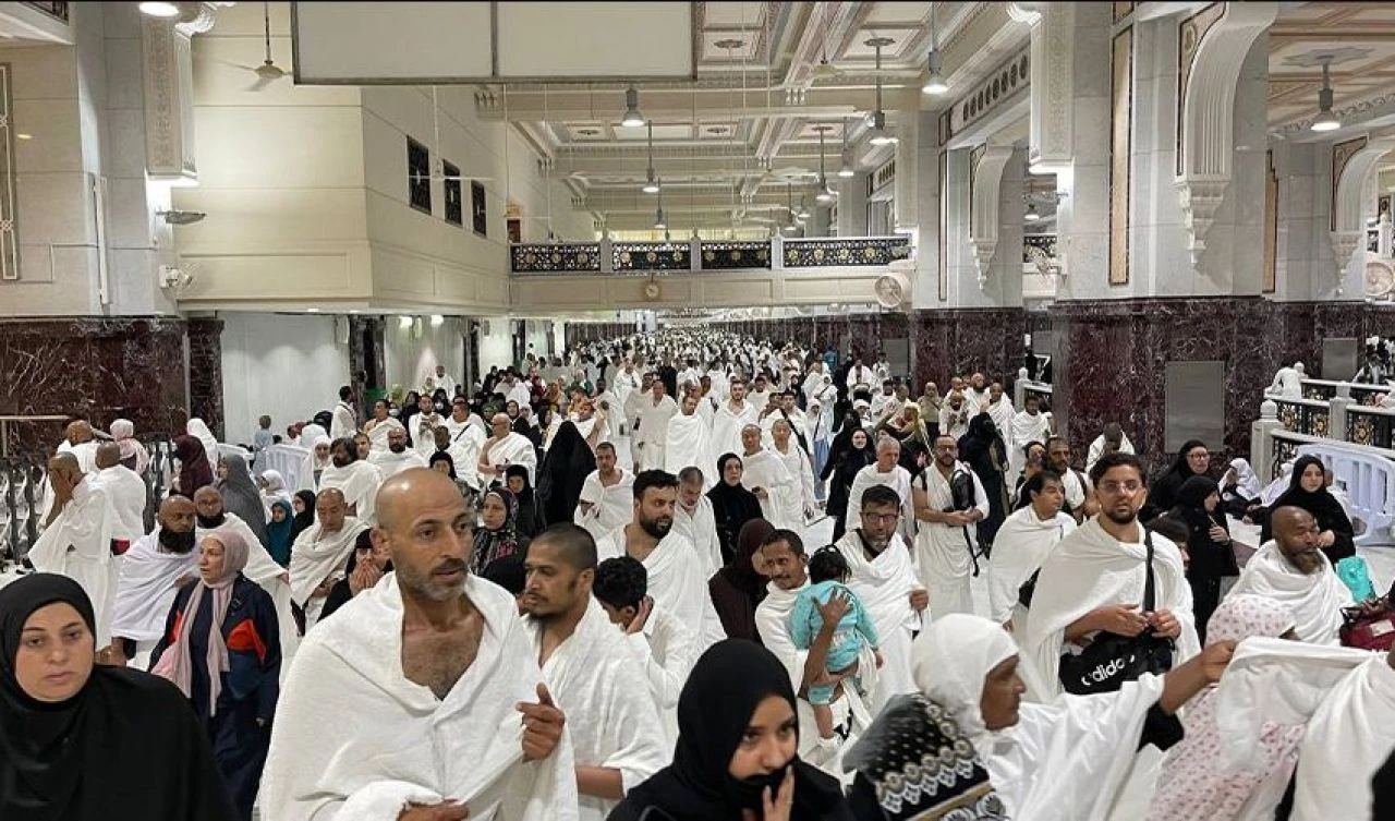 Kurban bayramı öncesinde Mescid-i Haram'daki yoğunluk arttı! Uzmanlardan uyarı geldi