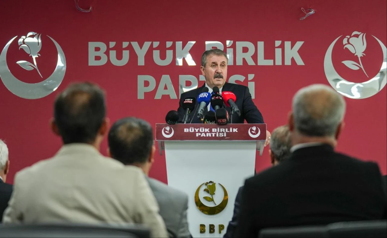 Mustafa Destici'den yeni anayasa çıkışı: Umarım darbeci anayasadan kurtuluruz 