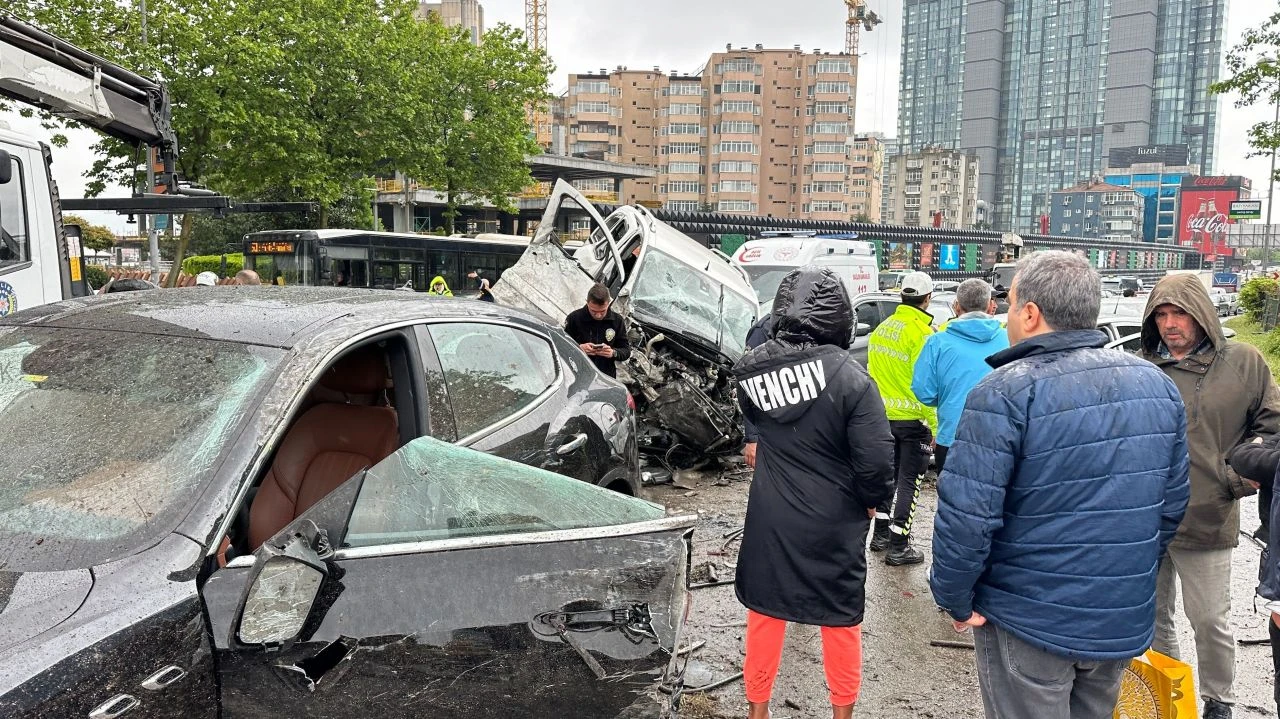 Ortalık savaş alanına döndü! Beşiktaş'taki feci kaza böyle görüntülendi - 2. Resim