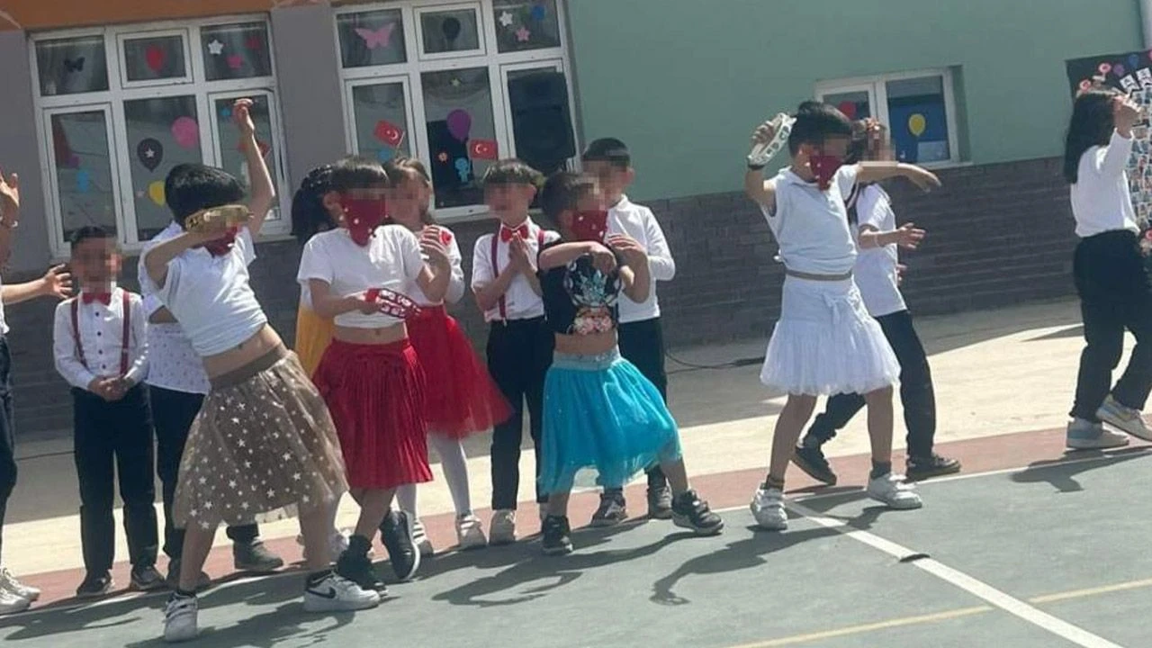 Erkek öğrencilere etek giydirip oynattılar! Sosyal medyadan tepki yağdı...