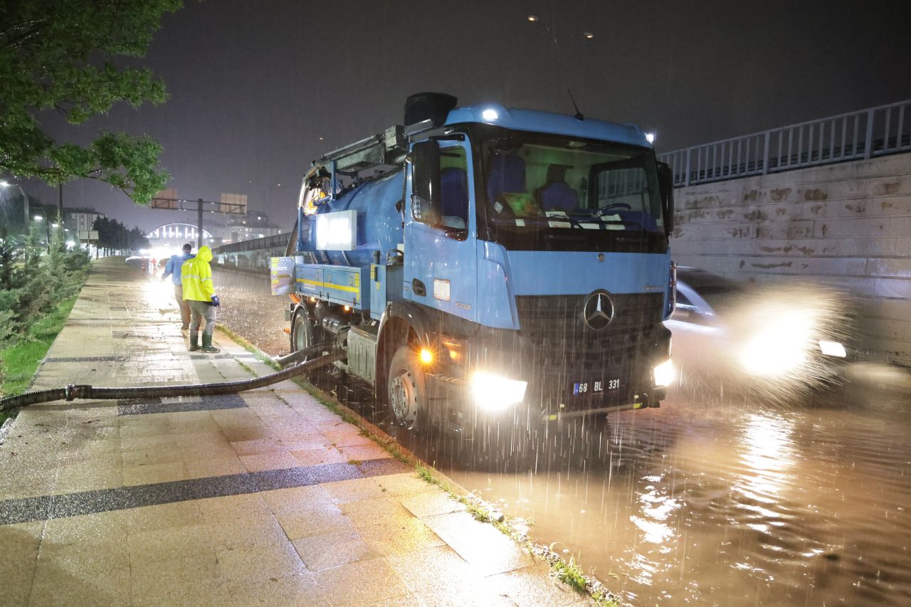Yağışlar birden vurdu Meteoroloji uyarmıştı! Metro girişleri suyla doldu, kafeler yıkıldı - 6. Resim