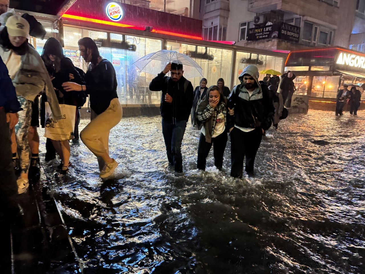 Yağışlar birden vurdu Meteoroloji uyarmıştı! Metro girişleri suyla doldu, kafeler yıkıldı - 2. Resim