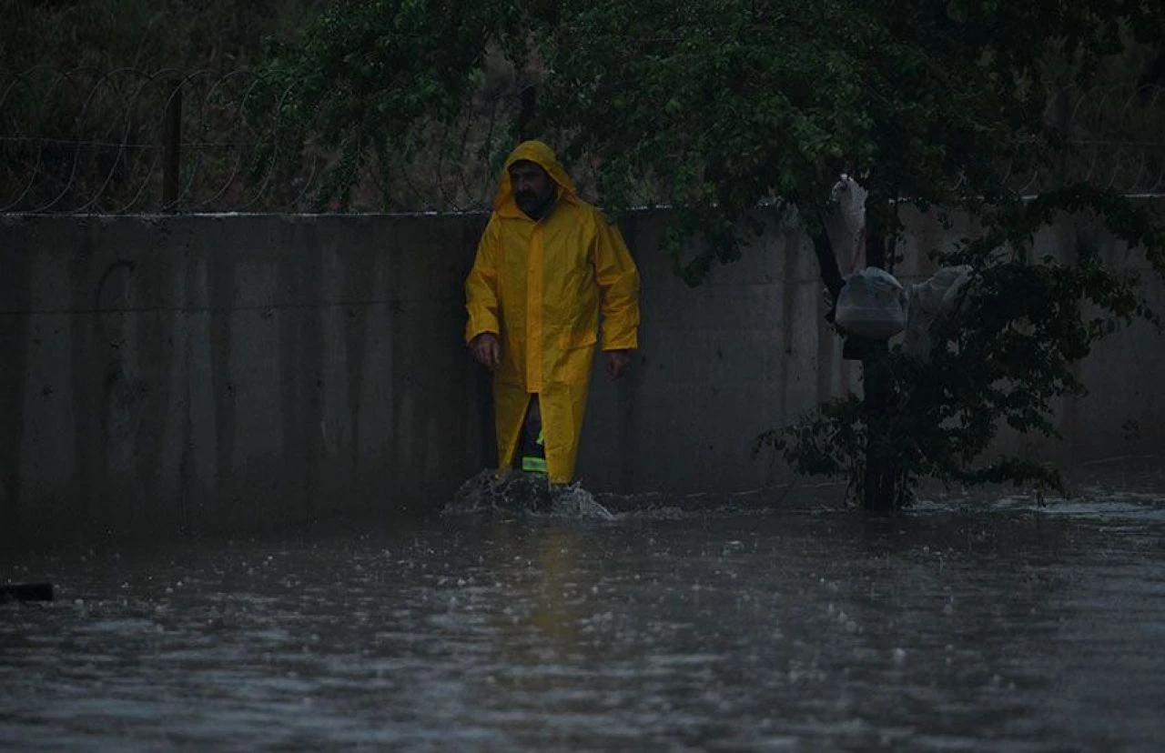 Ankara'da sağanak felaketi! Trafik durma noktasına geldi