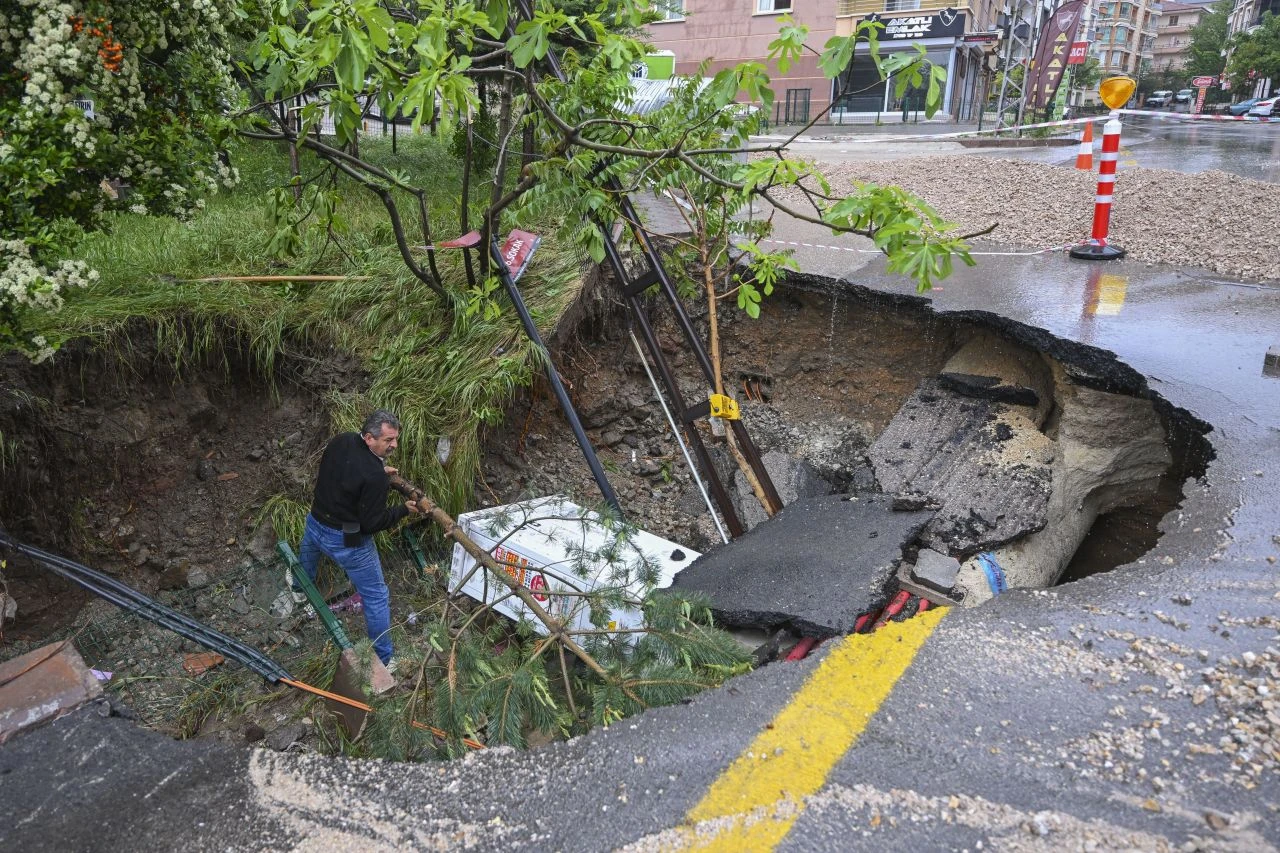 Ankara'nın bitmeyen çilesi...Her sağanakta aynı manzara! Yine çöktü