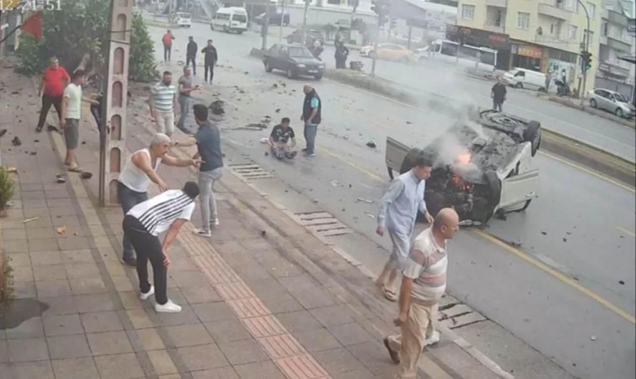 Mersin'de korkunç kaza anbean kamerada! Işıkta bekleyen talihsiz kadın metrelerce savruldu