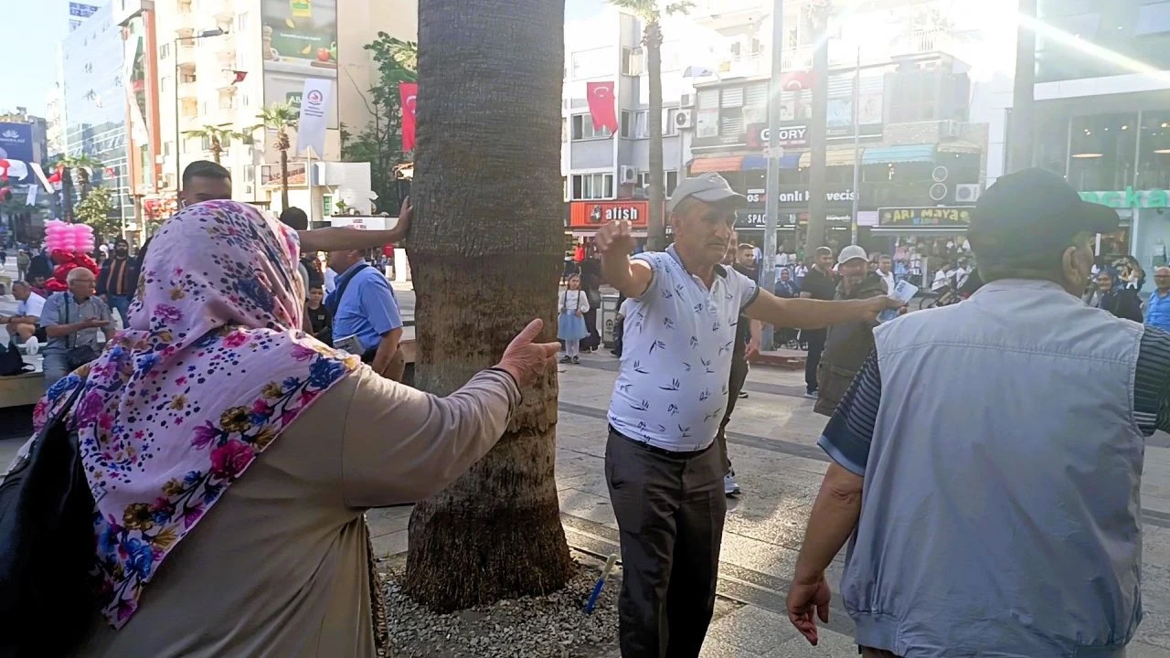 Ne olduğunu kimse anlamadı! Dakikalar içinde vatandaşlara binlerce lira dağıttı - 1. Resim