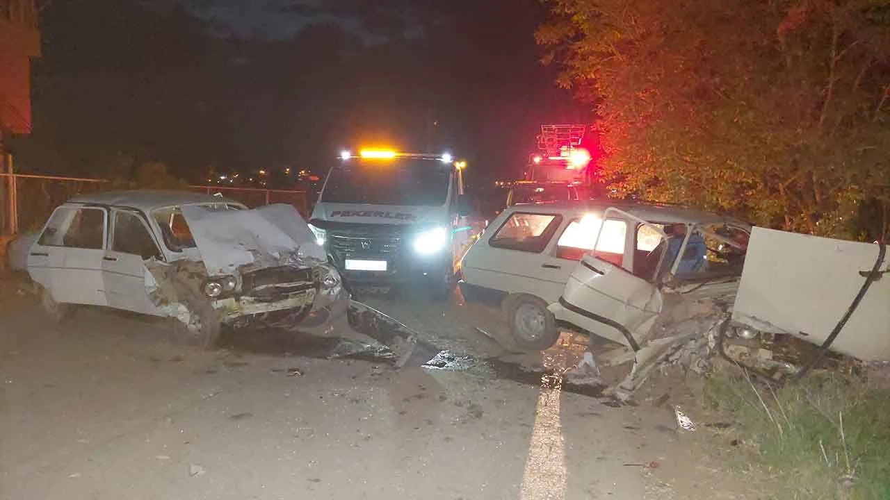 Otomobiller kafa kafaya çarpıştı: 1’i çocuk 4 yaralı - 1. Resim