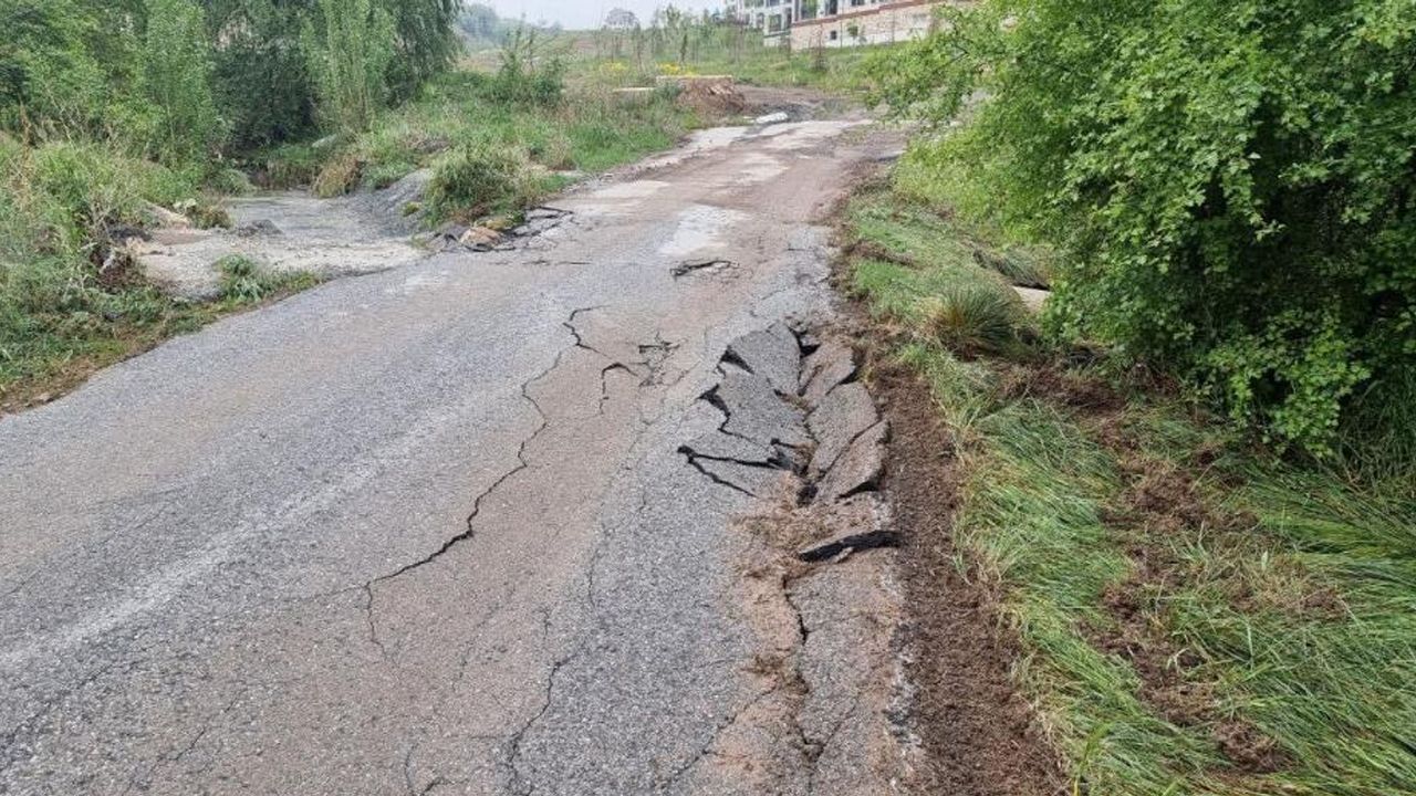 Sağanak yağışın şiddetiyle yol çöktü