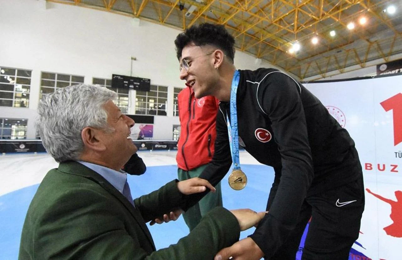Short Track Türkiye Şampiyonası'da Furkan Akar fırtınası