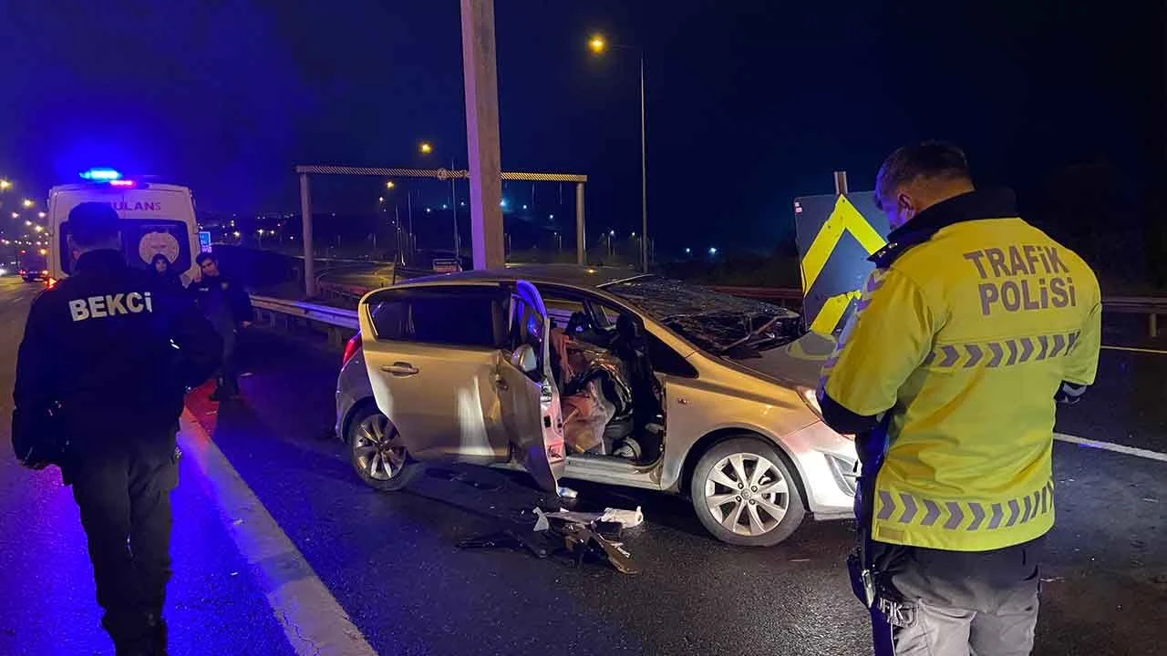 TEM Otoyolu’nda feci kaza! Otomobil bariyerlere ok gibi saplandı: 1 ölü, 1 yaralı - 1. Resim