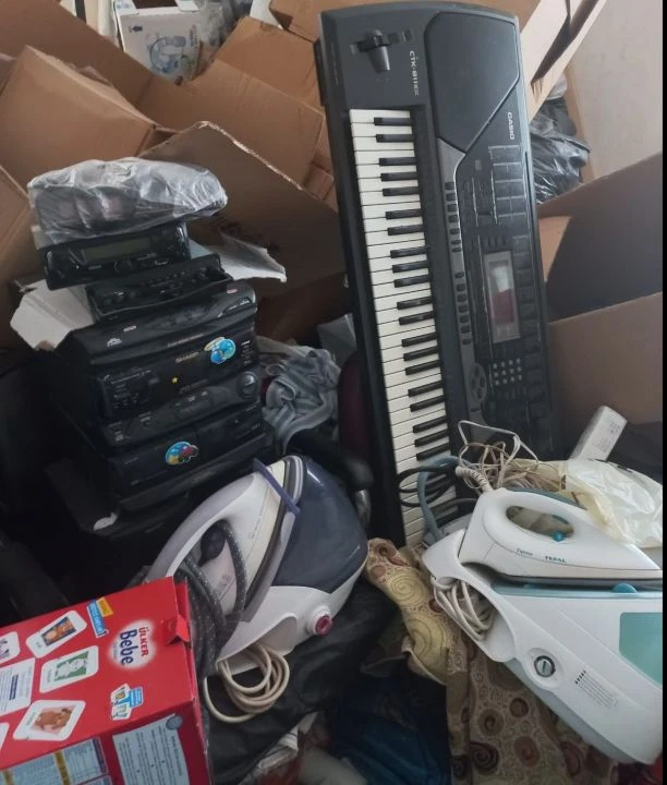 2 yaşlı kadının evinden çıkanlar şaşkına çevirdi: Tam 4 kamyon - 2. Resim