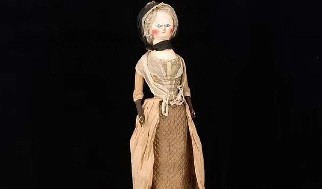 75 yıllık korkunç gözüken bebek koleksiyonu! Dudak uçuklatan fiyata satıldı - 1. Resim