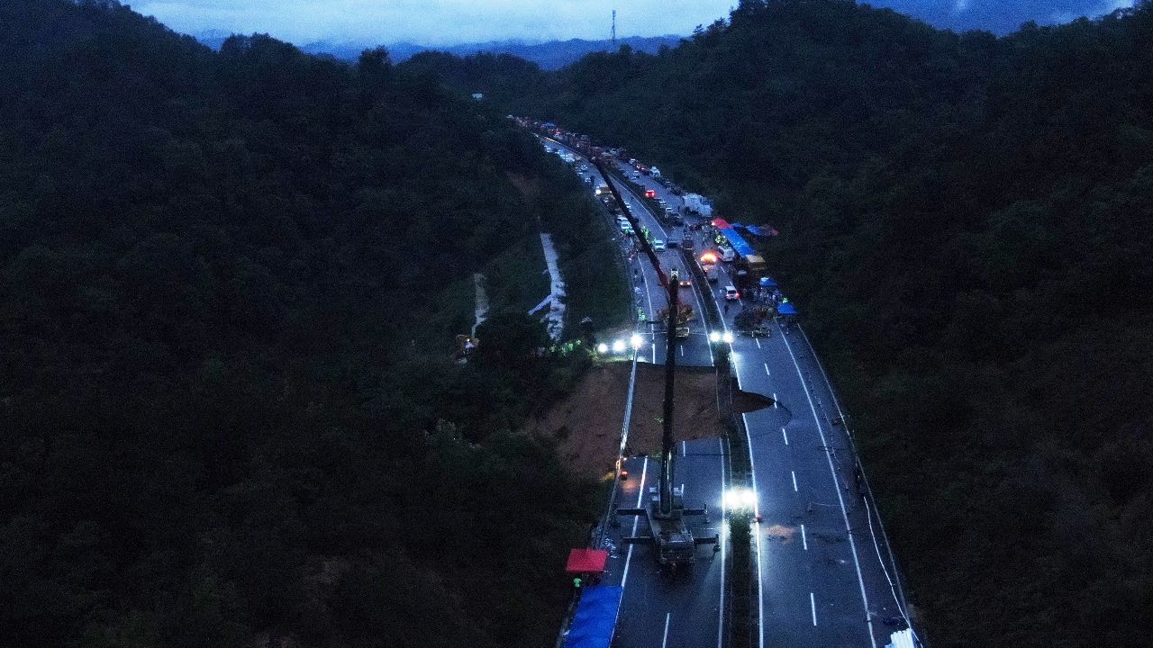 Çin&#039;de otoyol çöktü: Çok sayıda ölü var!