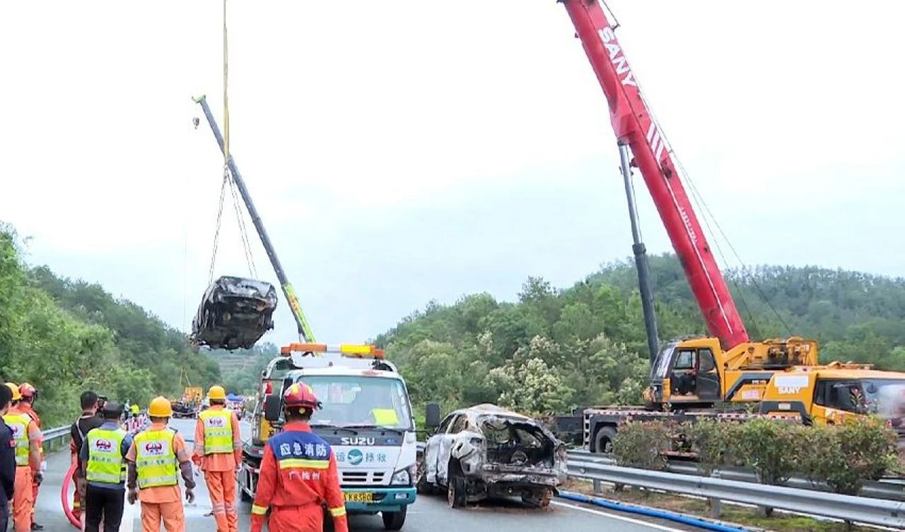 Çin’deki otoyol faciasında bilanço ağırlaşıyor - 1. Resim
