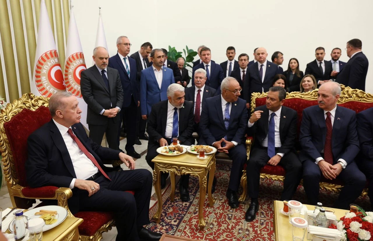 Cumhurbaşkanı Recep Tayyip Erdoğan ve Özgür Özel'in beklenen görüşmesi bugün - 1. Resim