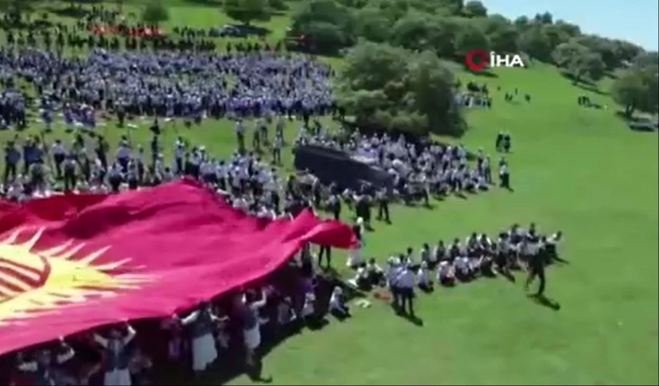 Facia yaşandı! Kamyonet etkinlik yapan öğrencilerin arasına daldı - 1. Resim