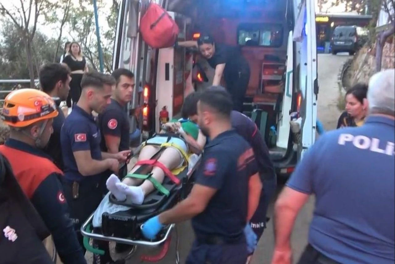 Falezlerde manzaranın tadını çıkaran genç kadın 3 metreden düştü - 2. Resim