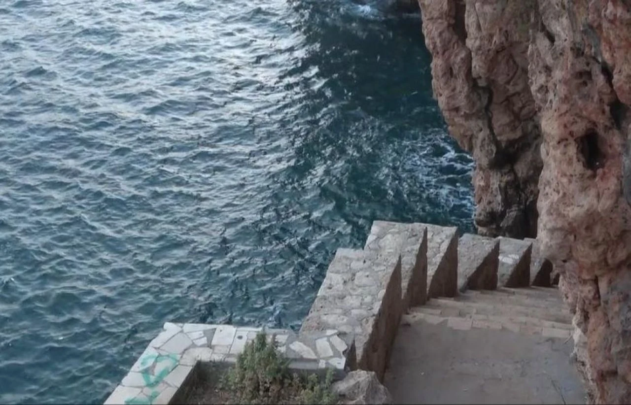 Falezlerde manzaranın tadını çıkaran genç kadın 3 metreden düştü - 1. Resim