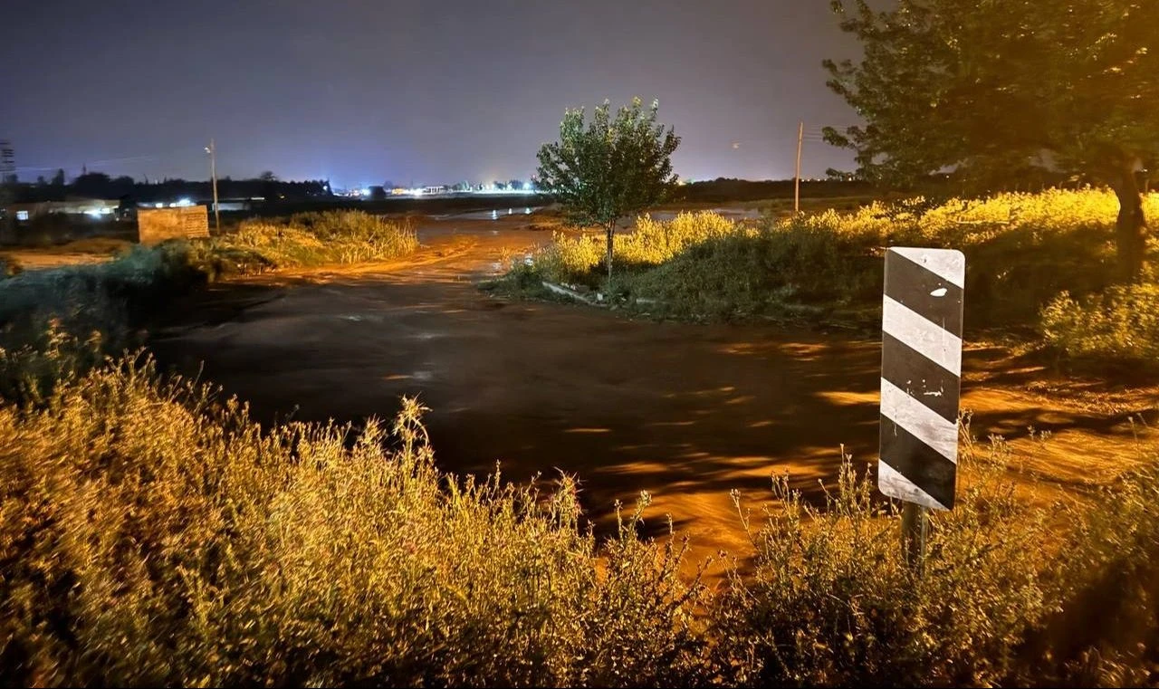 Havada yağmur damlası yokken bir anda sel bastı! Vatandaşlar panikledi - 1. Resim