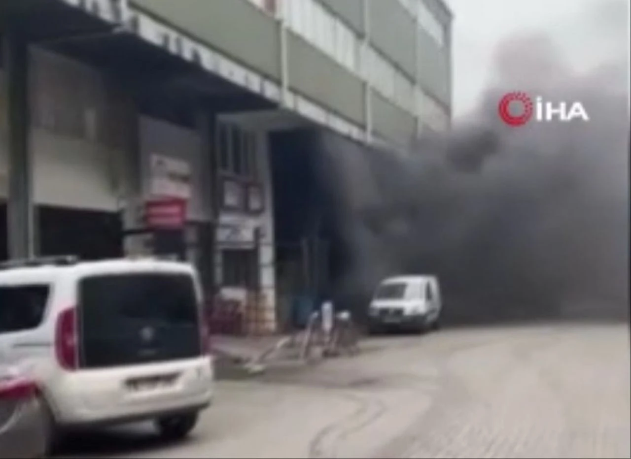 İstanbul'da sanayi sitesinde yangın: Çok sayıda itfaiye ekibi sevk edildi - 1. Resim