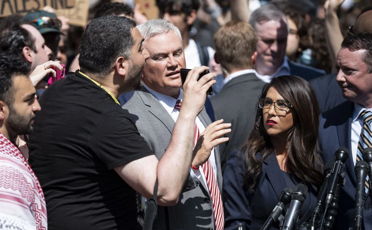 Öğrencilerle vekiller arasında gerginlik: Filistin'e destek çadırlarının kaldırılmasını istediler - 1. Resim