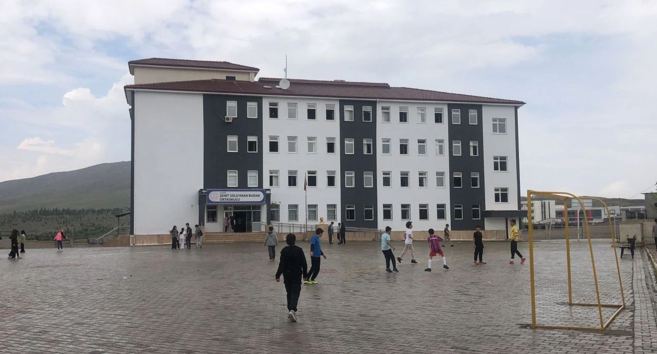 Okulda faciadan dönüldü! Ders sırasında alçıpan çöktü, yaralılar var - 1. Resim