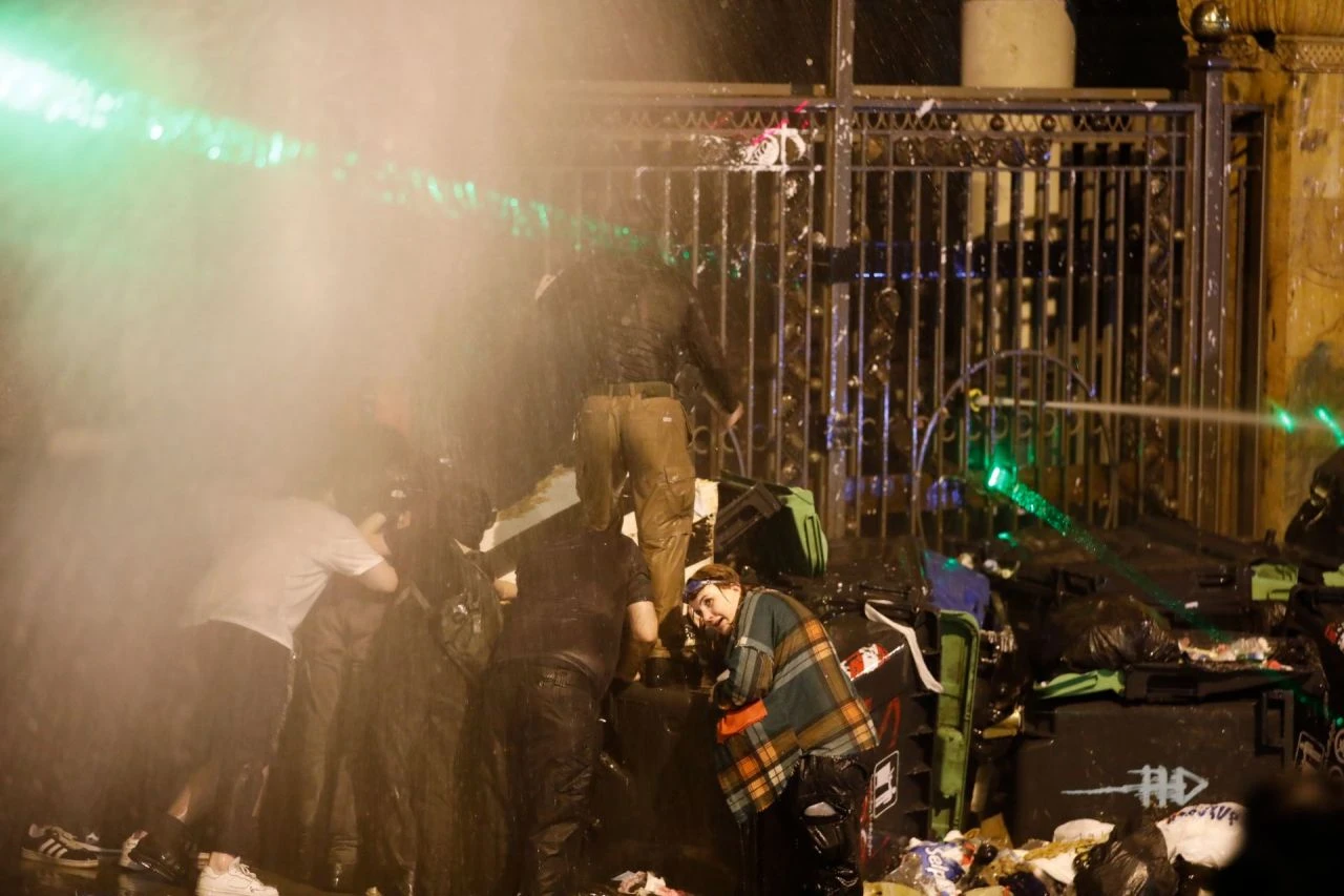 Parlamentonun kapısını kuşattılar, polis göstericilere müdahale etti - 1. Resim