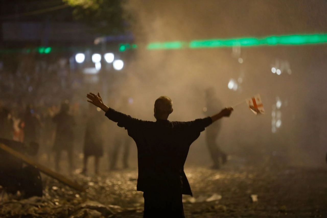 Parlamentonun kapısını kuşattılar, polis göstericilere müdahale etti - 2. Resim