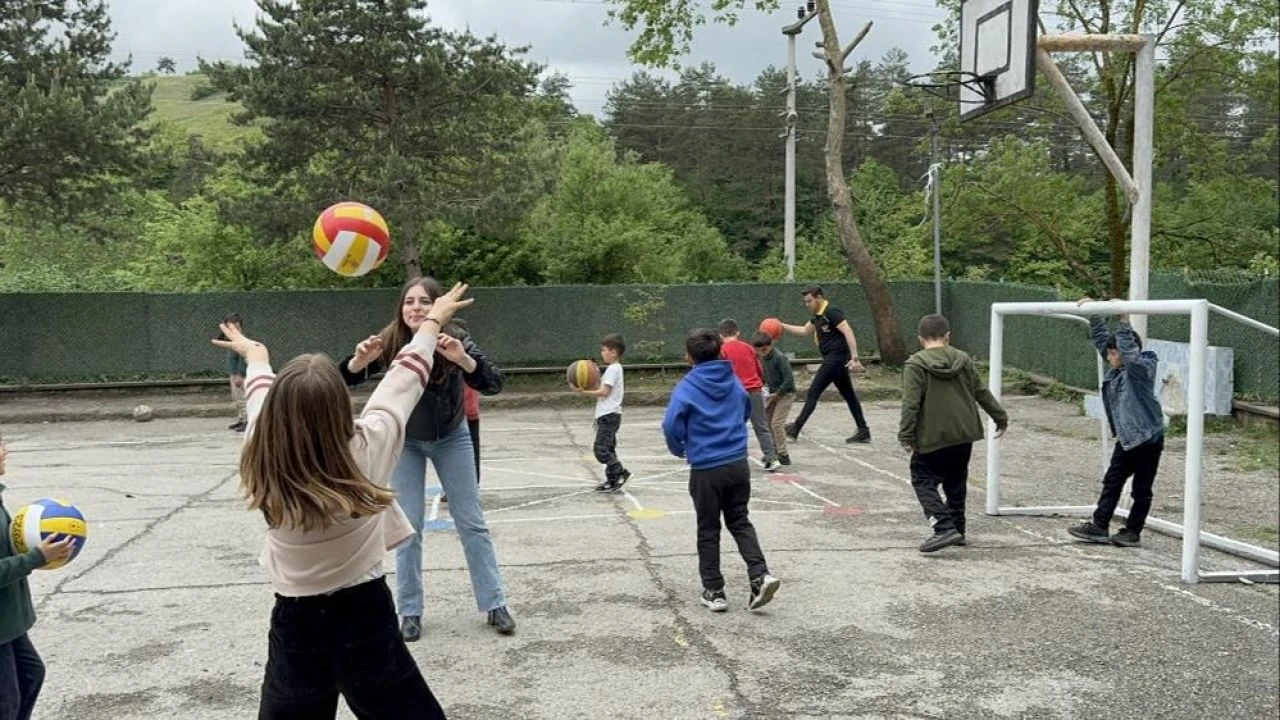 Patlayan voleybol topunu elleriyle dikmişti: Öğrencilerden duygulandıran hareket... - 2. Resim