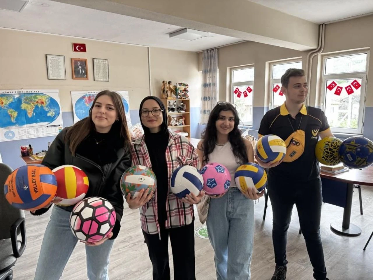 Patlayan voleybol topunu elleriyle dikmişti: Öğrencilerden duygulandıran hareket... - 1. Resim