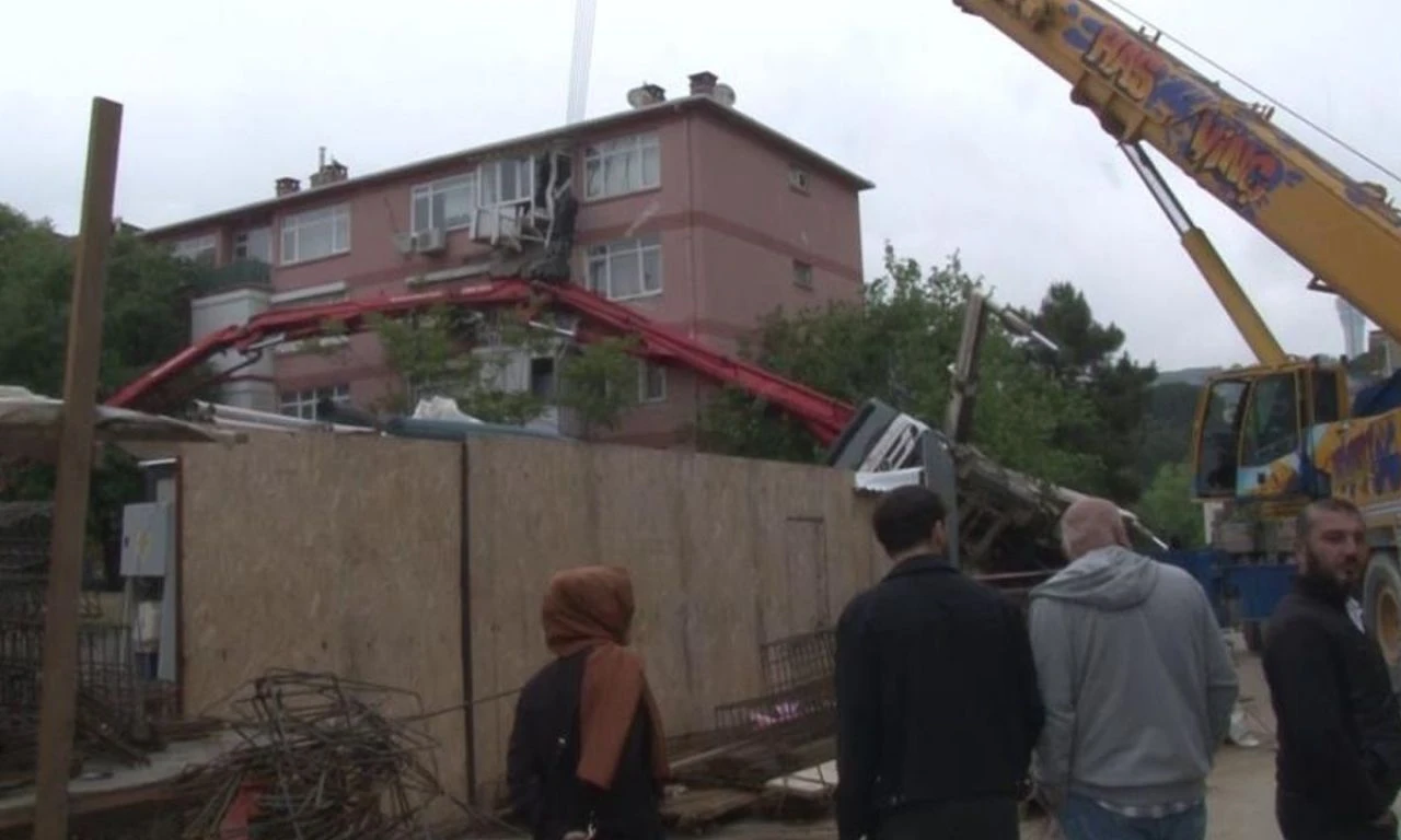 Yürekler ağza geldi! Beton pompası apartmanın üzerine devrildi