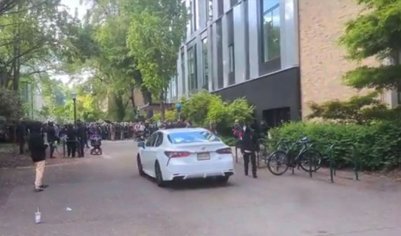 ABD'deki Filistin protestolarında hareketli dakikalar: Aracı kalabalığa sürdü, ortalık karıştı - 1. Resim