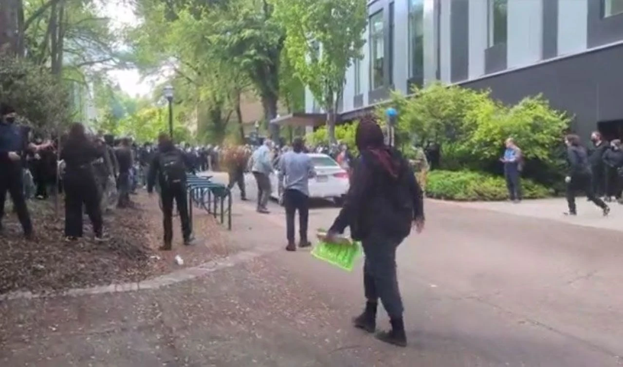 ABD'deki Filistin protestolarında hareketli dakikalar: Aracı kalabalığa sürdü, ortalık karıştı - 2. Resim