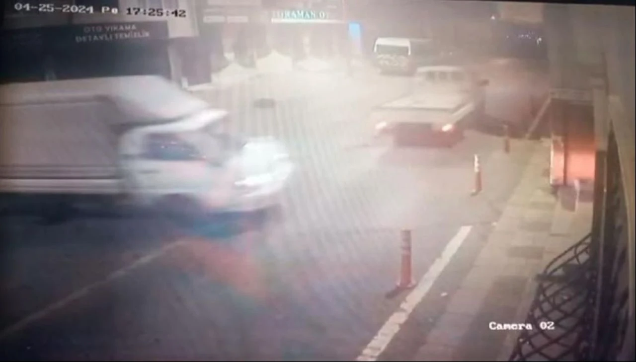 Çalıntı araçla gelip başka aracı çaldılar! Hırsızlık anı kamerada - 1. Resim