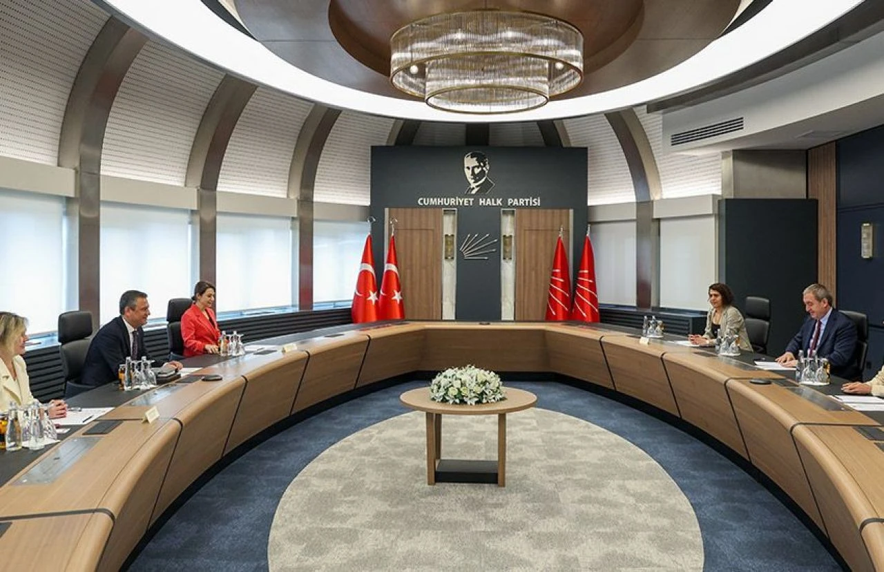 CHP'den DEM Parti'ye ziyaret! Gözler masadaki konulara çevrildi - 1. Resim