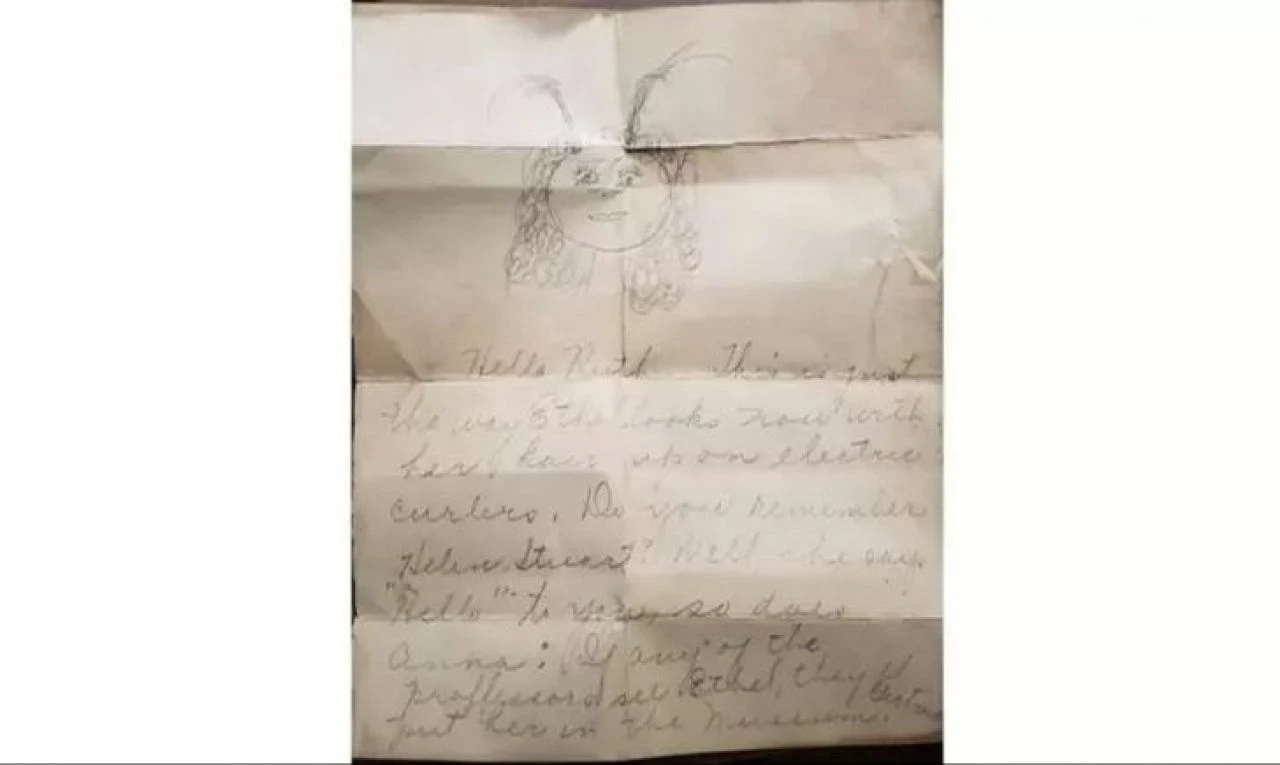 Eski evden çıkan 100 yıllık zaman kapsülü! Tavandan sırlar döküldü