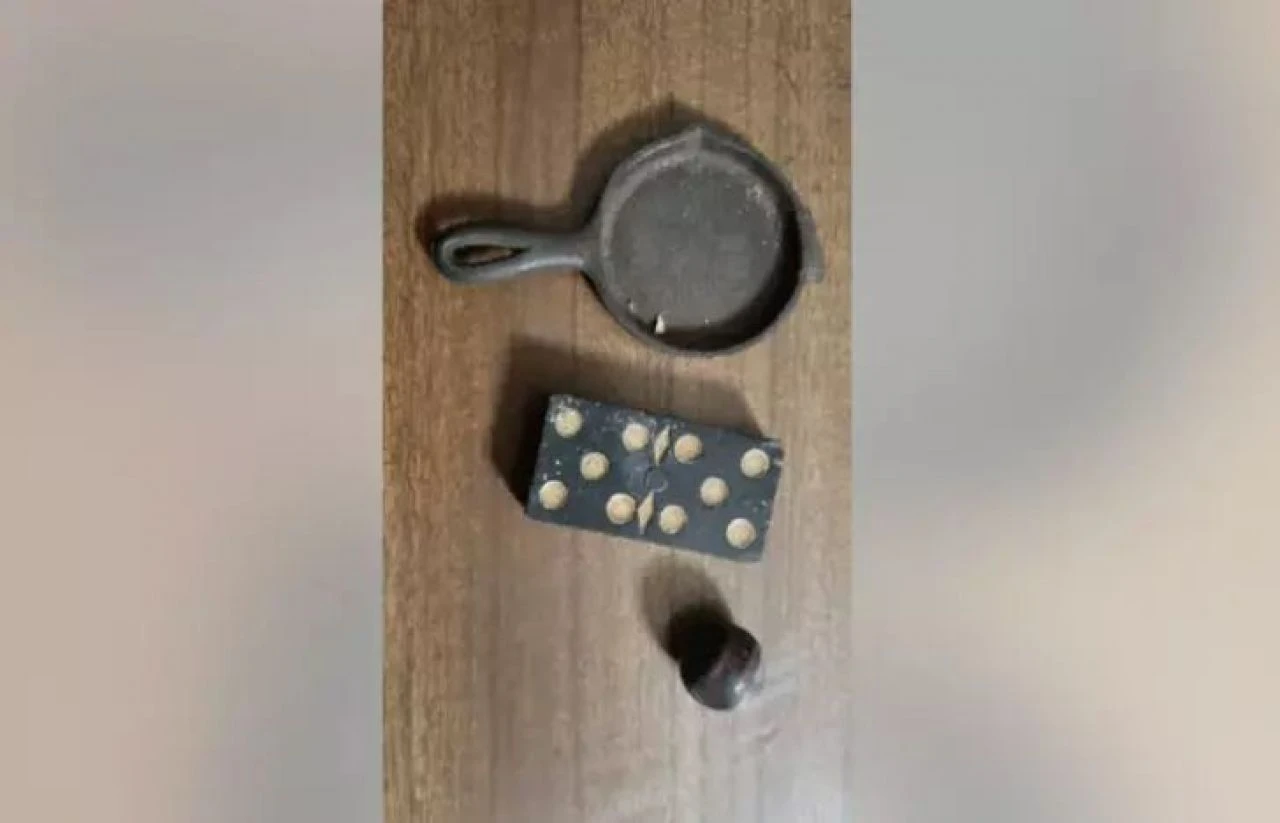 Eski evden çıkan 100 yıllık zaman kapsülü! Tavandan sırlar döküldü