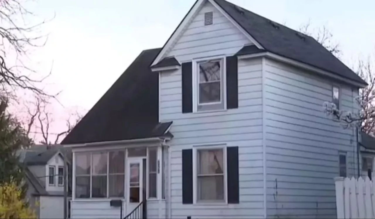 Eski evden çıkan 100 yıllık zaman kapsülü! Tavandan sırlar döküldü