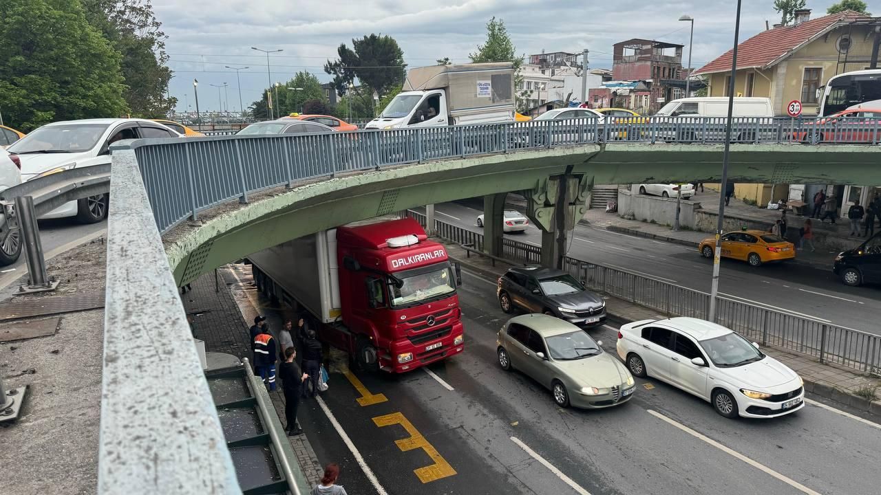 Fatih&#039;te tır köprü altında sıkıştı