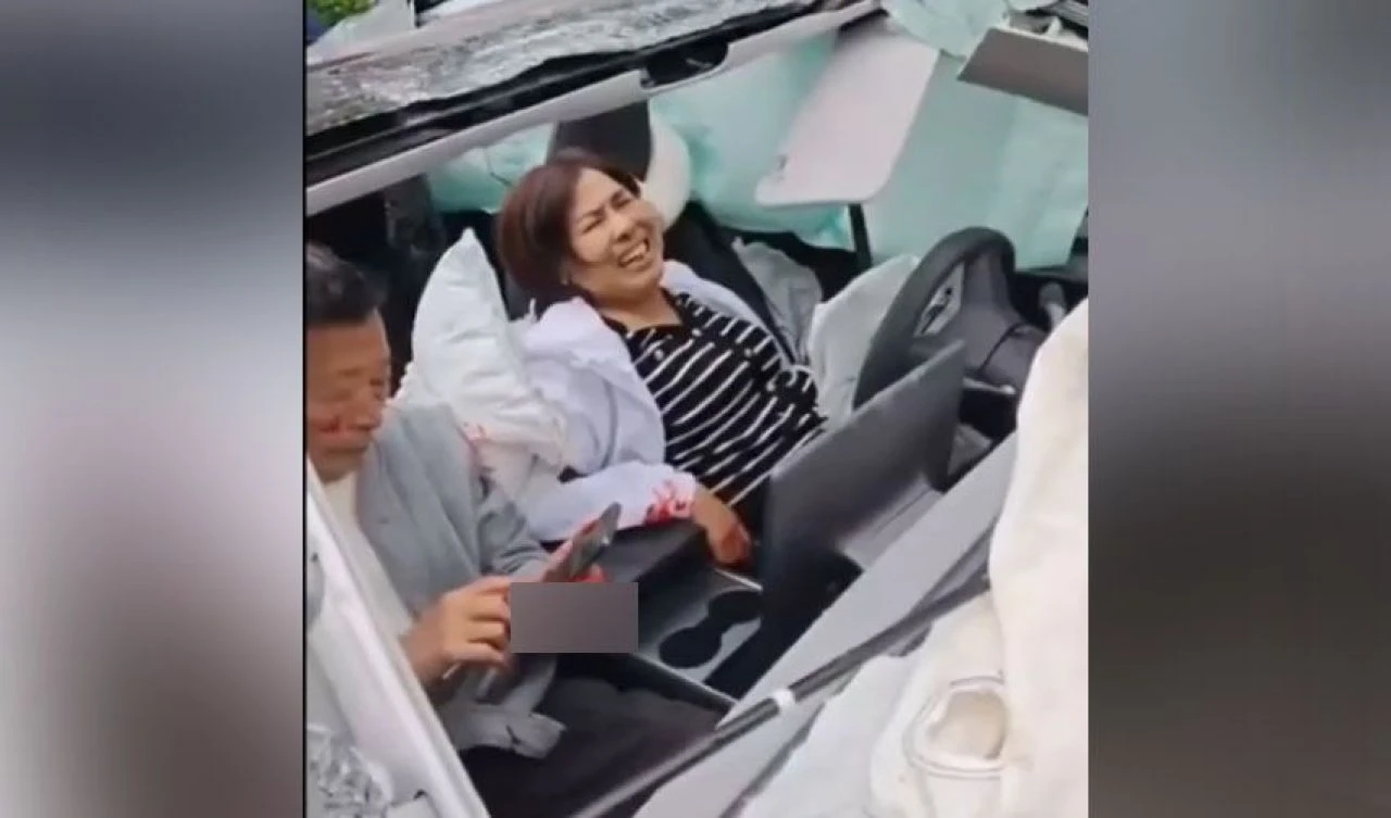 Havada defalarca takla atan Tesla'dan sağ çıktılar! İşte kaza anları