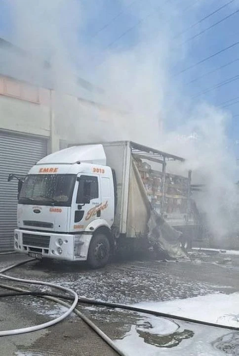 Kargo kamyonu alev aldı: Müşterilerin paketleri küle döndü