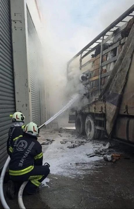 Kargo kamyonu alev aldı: Müşterilerin paketleri küle döndü