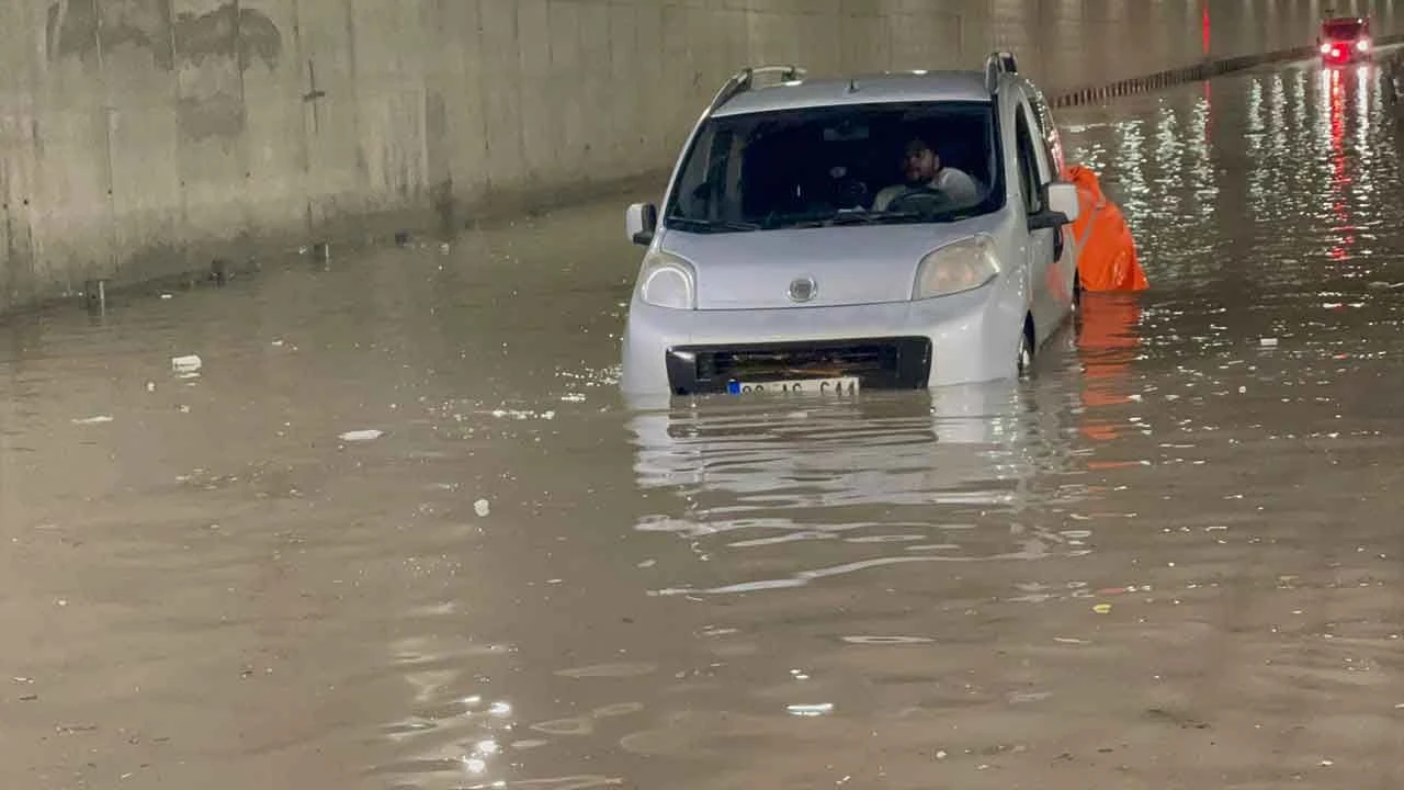 Osmaniye'yi sel vurdu: Araçlar yolda kaldı, evleri su bastı - 5. Resim