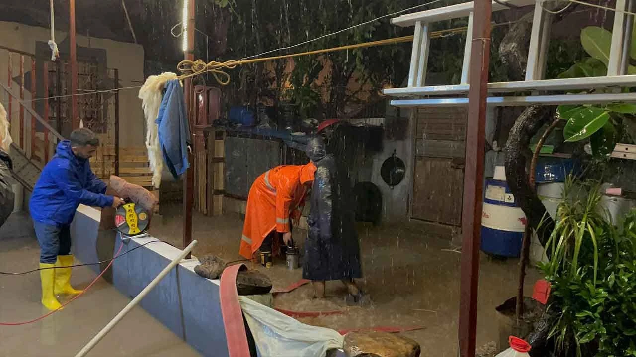 Osmaniye'yi sel vurdu: Araçlar yolda kaldı, evleri su bastı - 2. Resim